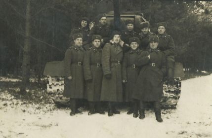 Кашичкин Иван Степанович в 1-м ряду 1й слева_друзья танкисты