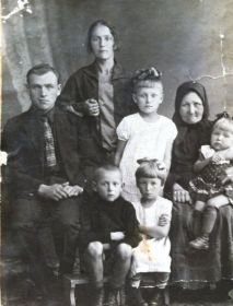 на фото Исаков И.В. с супругой Ольгой и детьми