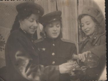 Боевые подруги 9 мая 1945 года в Берлине