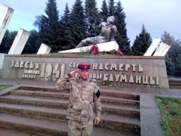 Внук старшей Колиной сестры Артем возлагает цветы павшим Бауманским Ополченцам ( Мемориал на Минском шоссе)