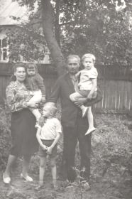 Виктор Исаакович с женой и внуками.