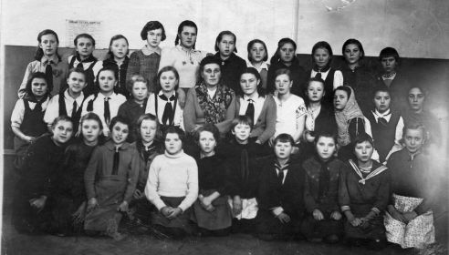 5 а класс 257 школа ноябрь 1945 года Ленинград. 5-ая слева в последнем ряду Галя