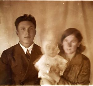 семья 1940 г.: жена Анна Ивановна 1917 г.р., сын Юрий 1940 г.р.
