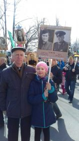 Шествие Бессмертного полка в г. Петрозаводск (2017г.). Сын КОБКА А.И. с внучкой Дашей