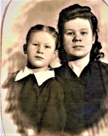 Дети войны. Сестры Валентина и Полина, 19 декабря 1948 года (10 и 17 лет).