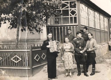 Полегаев Николай Трофимович, жена Татьяна Семеновна и соседи