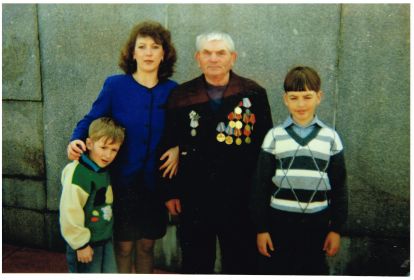 День Победы 2000г. г.Пенза, Внучка и правнуки со своим Героем