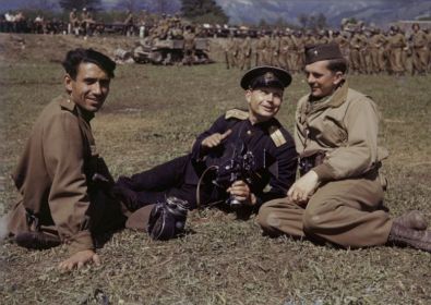 Кинооператоры Г.Г.  Асланов и К.П. Дупленский с американ. фотографом А. Самуэльсоном после парада Победы в мае 1945 года вблизи г. Лицена