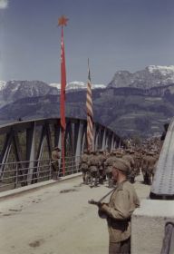 Г.Г. Асланов снимает встречу советского и американского командования на мосту через реку Энс 11 мая 1945 года
