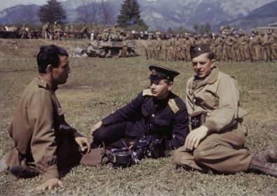 Общение советстких и американских кинооператоров после совместного парада  войск 11  мая 1945 года
