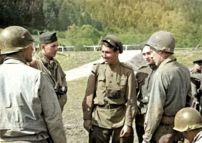 С американскими коллегами  на встрече советских и американских частей в  Австрии  10 мая 1945 года