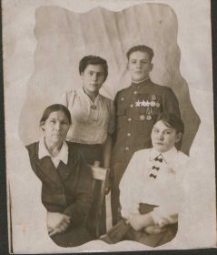 Стоят: справа дед, слева бабушка, Пелогея Антоновна. Сидят: слева прабабушка, мать деда, Анна Константиновна, справа сестра деда, Розия Салимовна