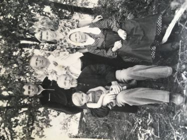 Послевоенная фотография родителей Михаила с младшей дочерью, внучкой(на коленях у дедушки)  и с внуком - призывником.