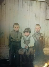 Дети Тимофея Егоровича - Георгий, Людмила и пасынок Николай