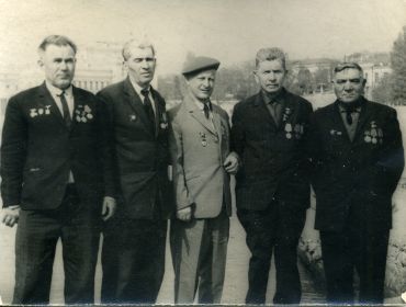 Егоров Николай Александрович (в центре) с однополчанами 1965г