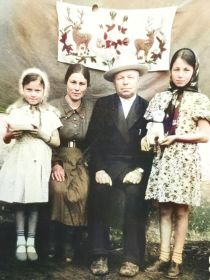 Сагеев Тимофей Егорович с женой Екатериной Андреевной и с дочерьми Александрой (слева) и с Людмилой (справа)