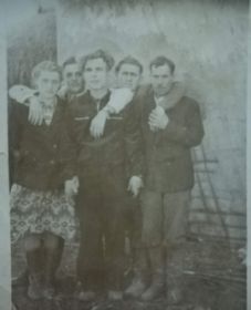 примерно 1960е гг  справа налево Сергачев Яков, его обнимает друг, сын Иван с женой Александрой их обнимает брат Александры Николай.