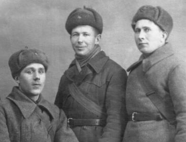 Связист Шмаров А.И. (в центре) в первые годы войны