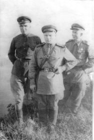 15 июня 1943 г. Шмаров А.И. - крайний справа, на груди медаль