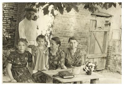 Иван Тимофеевич с женой Софьей Гавриловной и соседями Тимаковыми - Лидией Димьяновной и ее дочкой Валей