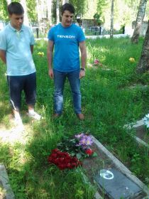 Внук Виктор и правнук Антон на могиле своего деда гв. сержанта Михаила Замесова