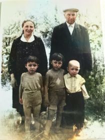 Асяновы Хамзя и Рахимя с детьми Афией, Асией и Аббясом.