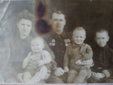 Довгань Яков Климович с семьей: жена, три сына.