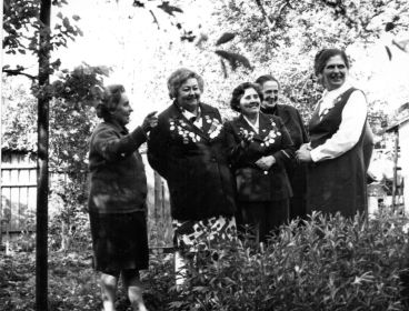 Встреча в 1976  слева направо Аня Товмач, Лида Спивак, Шура Гладкова, Надя Мартыненко