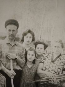 С женой Еленой Филипповной и детьми: Галина, Олег, Анна. с.Индейка 1963г.