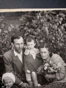С женой Еленой Филипповной и дочерью Галиной. Ст.Хомяково Тула 1948г.