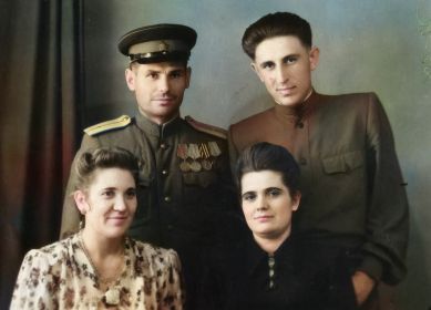 Валентина Собурь с мужем Иваном и Любовь Подколзина с мужем Леонидом Олейником, 1953 г.