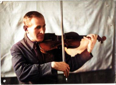 Меир Моисеевич Герман  любил играть на скрипке.