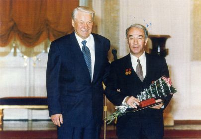 Фото: maksakovskiy.ru. Б.Н. Ельцин вручает В.П. Максаковскому премию Президента РФ в области образования, 1998г.