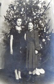 Слева Кононова (Новикова) К.П. с двоюродной сестрой Захаровой В.Н. Конец 50-х годов. Киселевск.