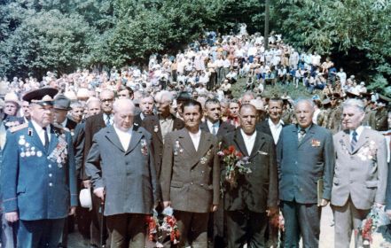 пос. Эсхар. Пересадько С.И. (крайний справа) на митинге у памятника в месте прорыва 152 сд немецкой обороны.
