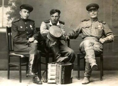 Ефрейтор Слепцов Лёня, ст.сержант Корякин Василий, сержант Бородавка Иван.