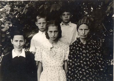 Стоит в первом ряду слева Захарова (Новикова) Мария Андреевна - жена Захарова Н.Е