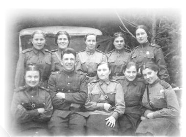 На этой фотографии Надежда Яковлевна (2 ряд, в центре) среди своих коллег по передвижному госпиталю.