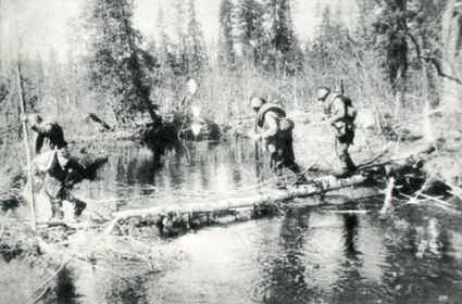 Подразделение 54-й стрелковой дивизии преодолевает топкое болото
