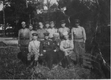 Салдеев Зайдулла Мусинович на фронте, 1944 год. (Слева направо последний в первом ряду)