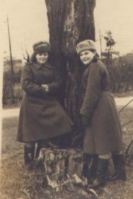 Жучкова  Мария  Никитична  с  боевой  подругой