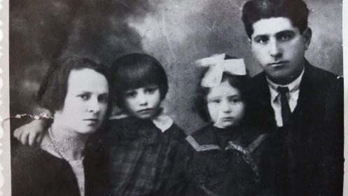 Вульфсон Блюма  и  Соломон,  Фрида рядом   с папой, а Рахель  с мамой. примерно 1931 год.