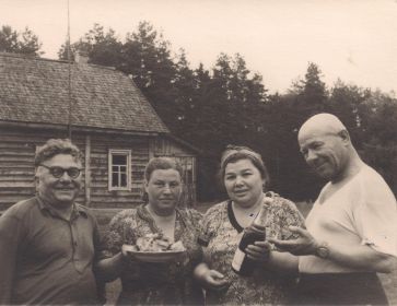 Сенников Сергей с женой Александрой и Головнёв Иван с женой Марией (г. Гомель 1958г.)