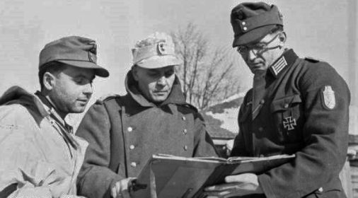 Офицеры Баварского горно-пехотного батальона. В центре командир батальона капитан Шпиттелер. Холм, февраль 1942 года. Фото: Рихард Мукк. Бундесархив.