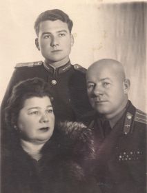 Сенников Сергей с женой Сенниковой (Головнёвой) Александрой и сыном Валерием (1952г.)