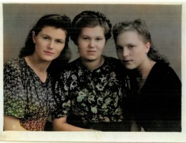 С сёстрами Надёждой (в центре) и Валентиной (справа) - 13 июля 1947 года
