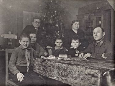 Сенников Сергей в семье Головнёва Ивана (1940г.)
