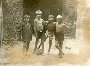 команда футболистов-1928 г. рядом с братом
