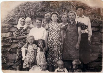 Константин Константинович с женой Федорой, детьми и родственниками