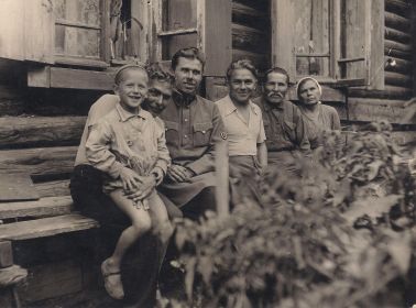 Головнёвы: Александр, Фёдор (отец), Агафья (мать), Иван (брат), Павел (брат), Николай (племянник). г. Гомель 1930-е гг.